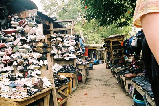 Schuhndler in Iringa - 'worn in the western world'