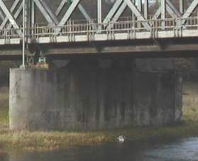 Einer der aus Sandstein gemauerten Pfeiler der Brücke